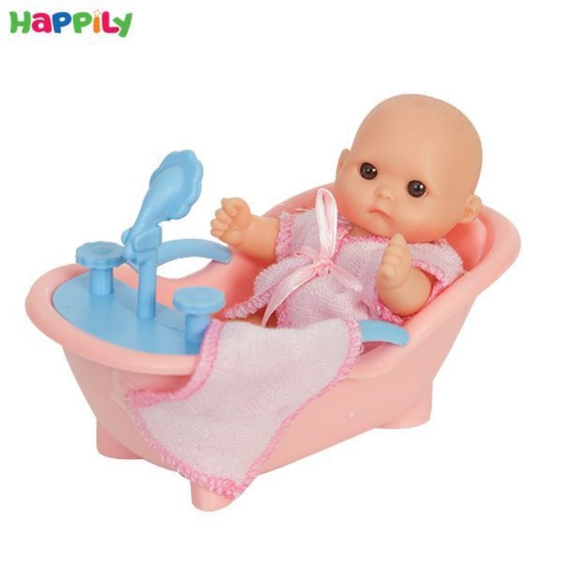 عروسک نوزاد در وان حمام 93021